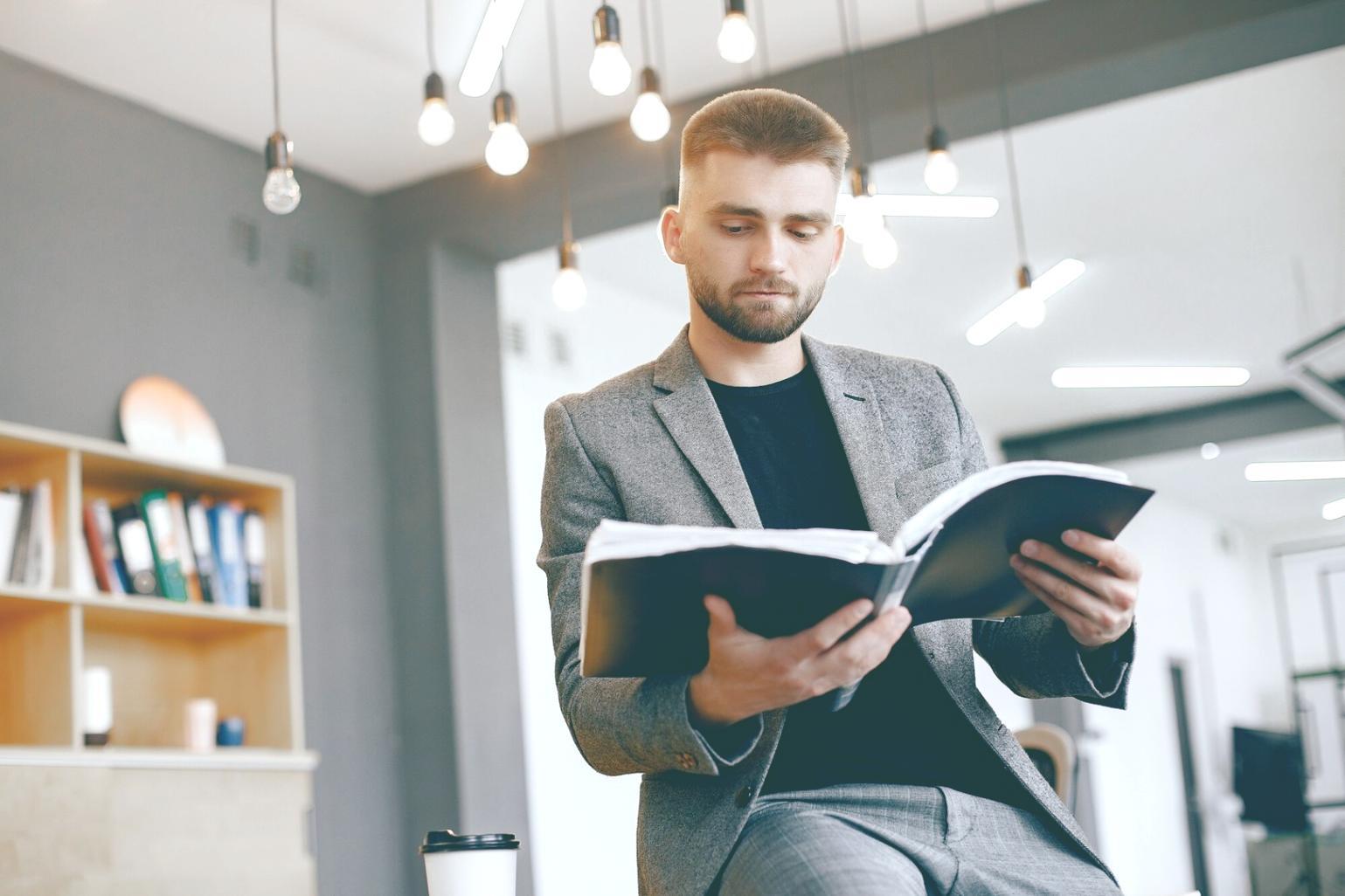Professionnels travaillant sur la stratégie de référencement organique